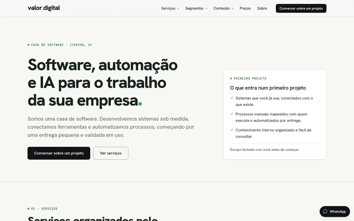 Primeira tela da página inicial de valor.digital no computador: cabeçalho com o wordmark, o menu e o botão Conversar sobre um projeto; o rótulo Casa de software, Itapema, SC, o título Software, automação e IA para o trabalho da sua empresa e os botões Conversar sobre um projeto e Ver serviços; à direita, o cartão O que entra num primeiro projeto.